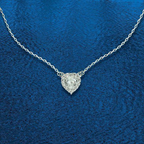 Серебряное колье с белым сердцем